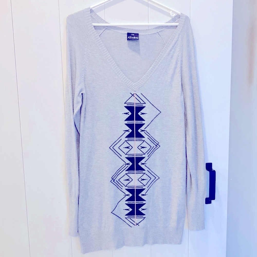 Schwiing Deep V Long Fitted Sweater w Tribal Design Size S